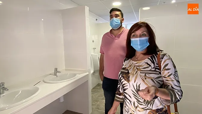 La alcaldesa Carmen Ávila y el concejal Antonio Poveda, visitaban los nuevos baños del colegio público Severiano Montero