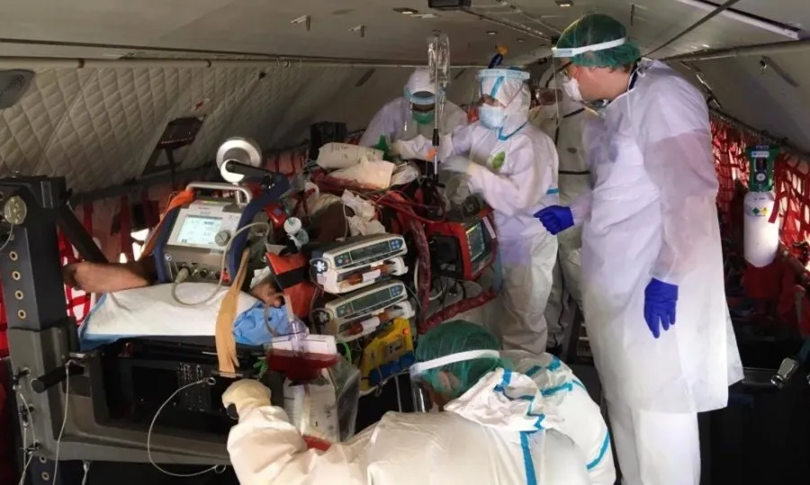 Efectivos de la Unidad Médica de Aeroevacuación junto a la menor en este traslado. Foto Ejército del Aire