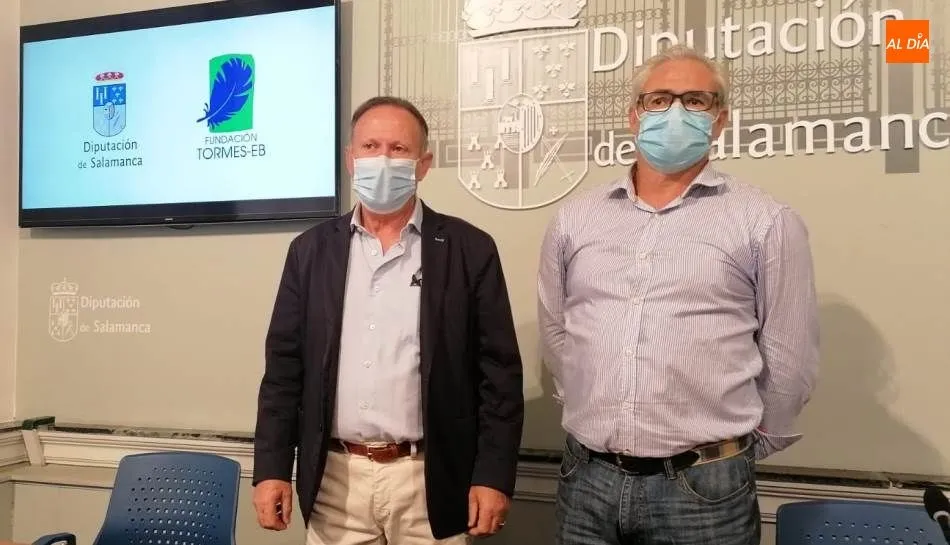 El diputado de Medio Ambiente, Román Hernández, y el director técnico de la Fundación Tormes EB, Carlos Tapia, presentan el convenio de colaboración para el desarrollo de un programa de voluntariado ambiental. Foto de Lydia González