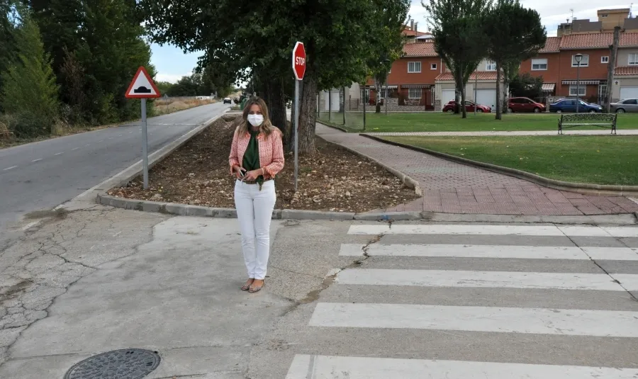 La edil Marta Labrador en la zona de esta obra “en la que hemos llevado a cabo la renovación de 60 metros de tubería del colector