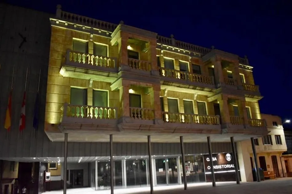 La fachada del Ayuntamiento de Guijuelo, iluminada en verde