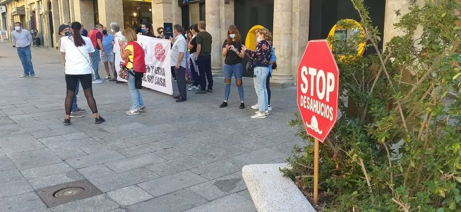 Imagen de archivo de una acción de Stop Desahucios Salamanca a las puertas de una entidad financiera