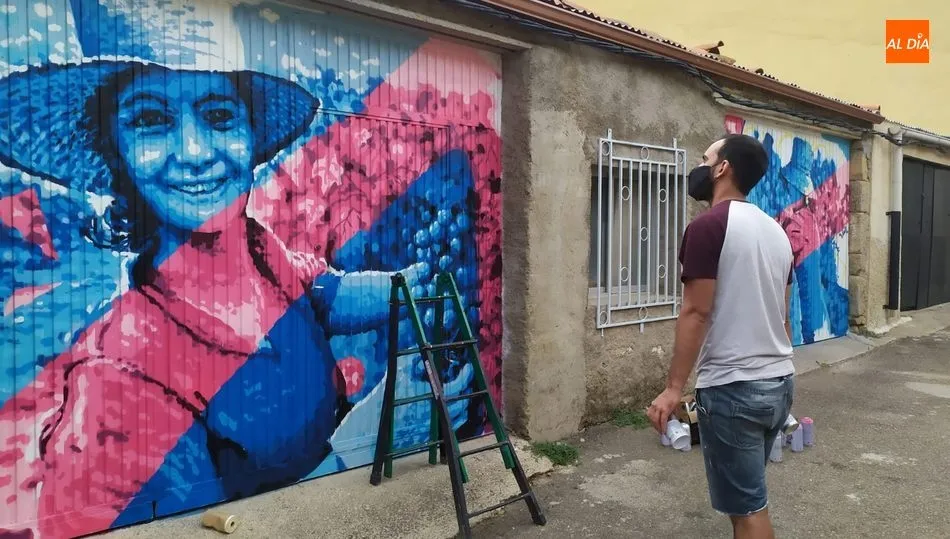 El muralista navarro, Eneko Azpiroz, rendía un homenaje a la mujer en la vendimia