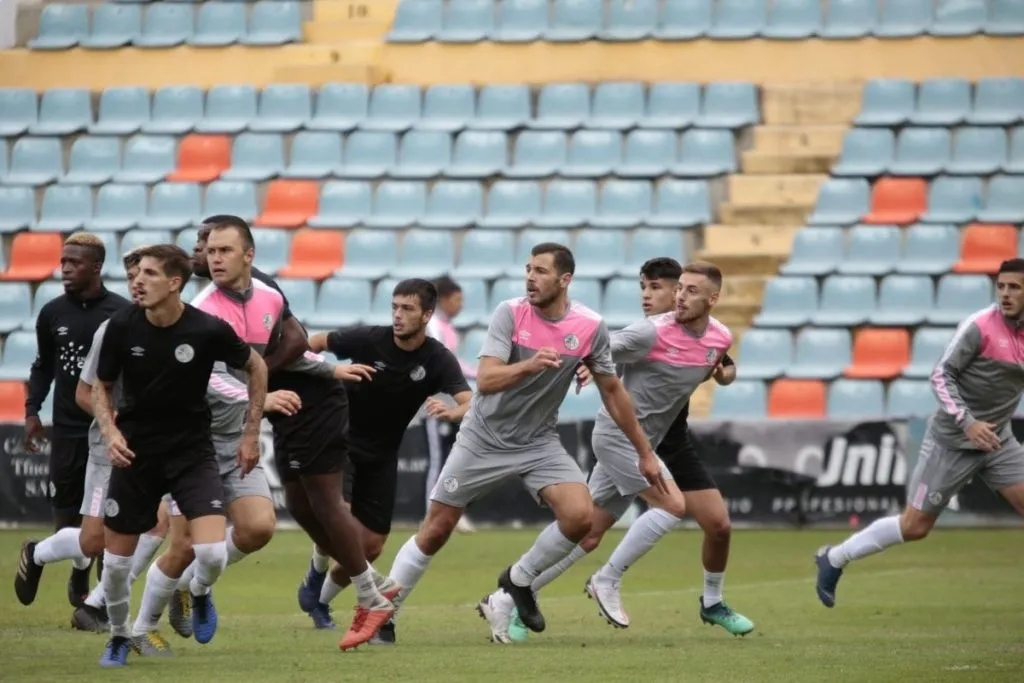 Jugadores de ambos equipos corren a rematar el balón / Salamanca UDS