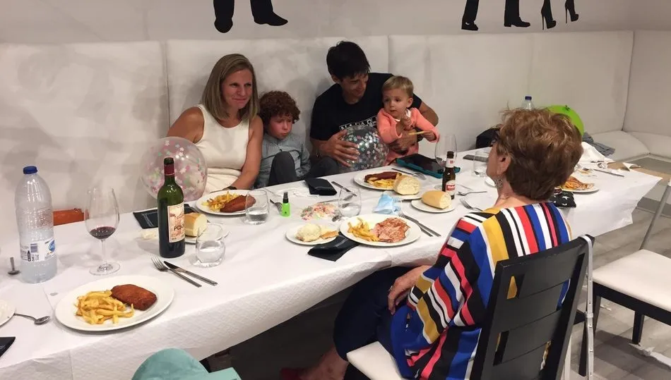 Saúl cumple 5 años junto a sus padres y abuelos