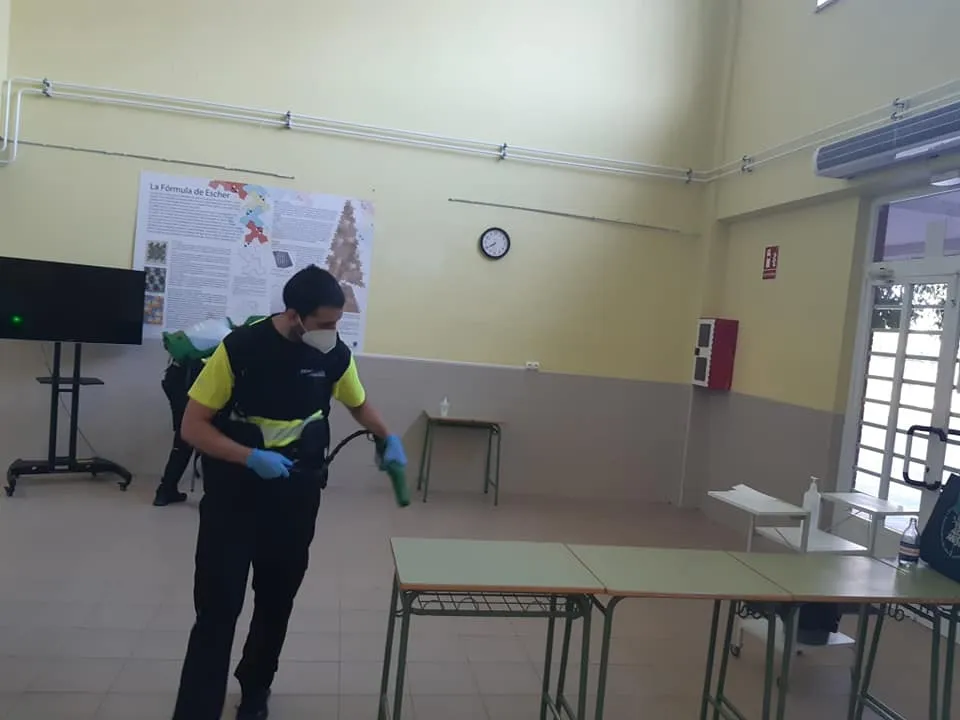 Desinfectan la residencia Albertia, el instituto Senara y otras instalaciones municipales de...