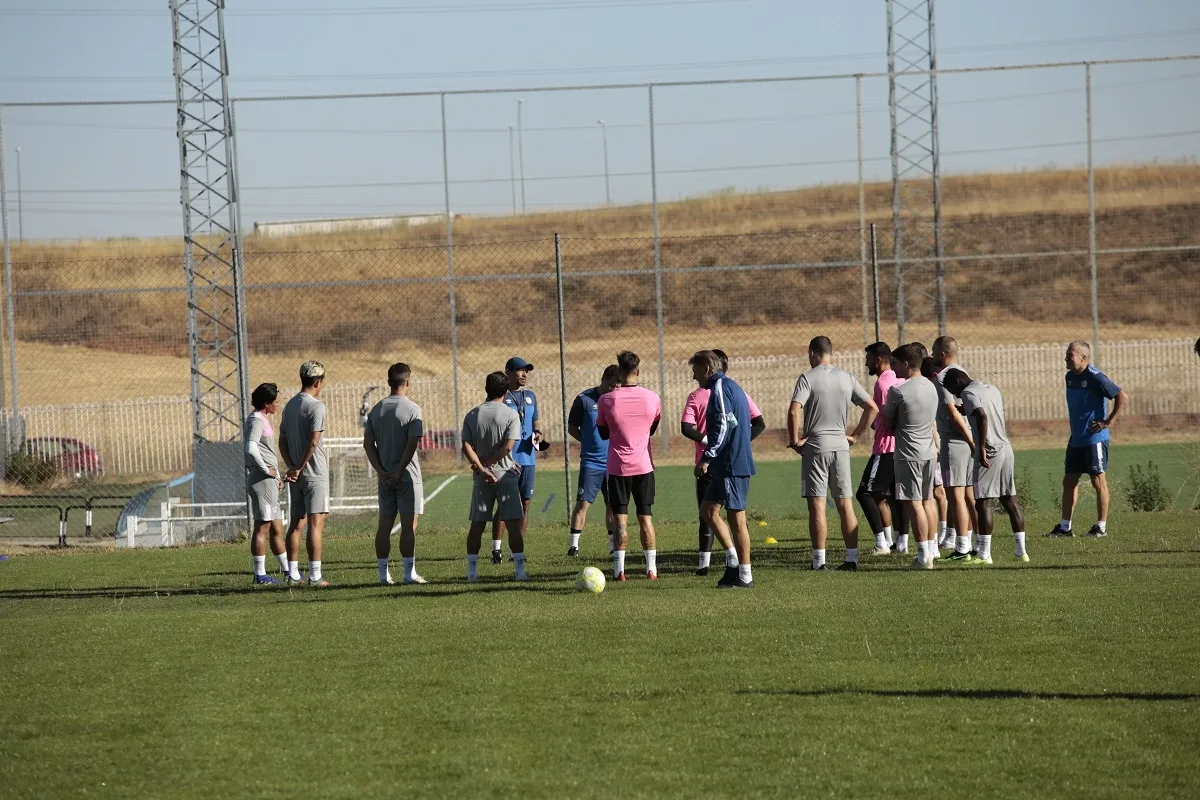 La plantilla y el cuerpo técnico, en un entrenamiento