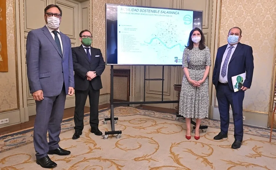 El alcalde de Salamanca, Carlos García Carbayo; el director general de AEO Energía, Miguel Ángel Arbaizar; y el delegado de zona de Energía Charra, Alfonso del Arco, en la presentación de estos proyectos