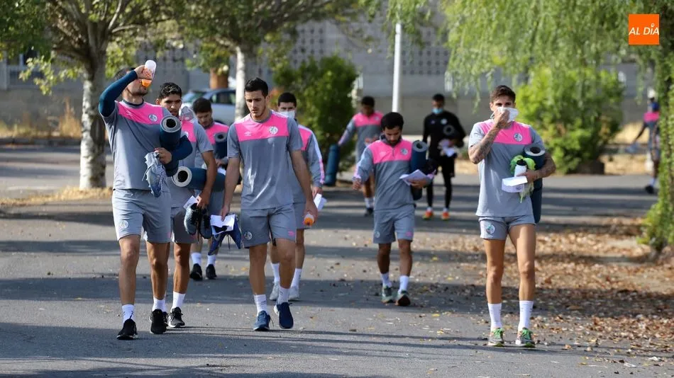 Los jugadores del Salamanca llegan andando al Anexo / Foto de Lydia González