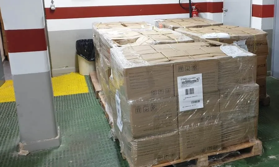 Cajas con las mascarillas que se repartirán en Salamanca