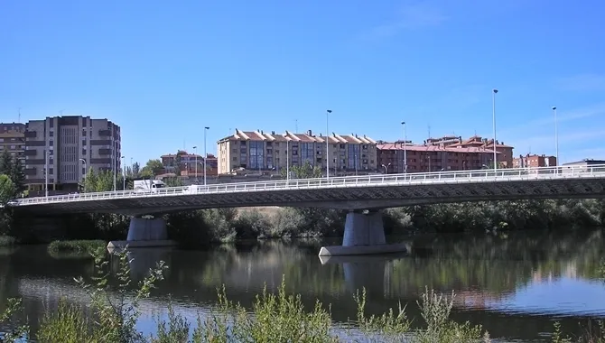 Nuevos pulsadores en el paso de peatones de Puente Fabrés para dar fluidez al tráfico en la...