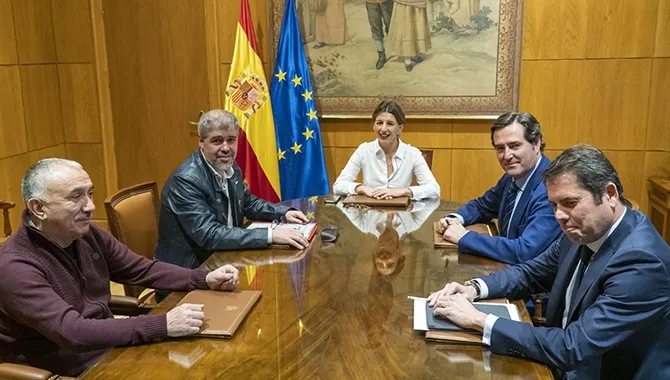 La ministra de Trabajo y Economía Social, Yolanda Díaz; los secretarios generales de UGT y CCOO, Pepe Álvarez y Unai Sordo; el presidente de CEOE, Antonio Garamendi, y el presidente de Cepyme, Gerardo Cuerva