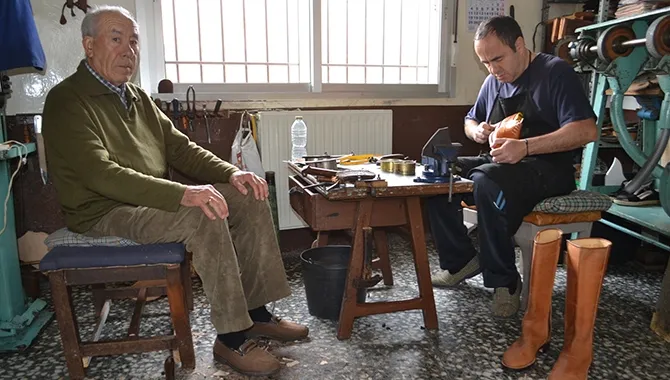 Eduardo González y su padre en el taller zapatero en Macotera