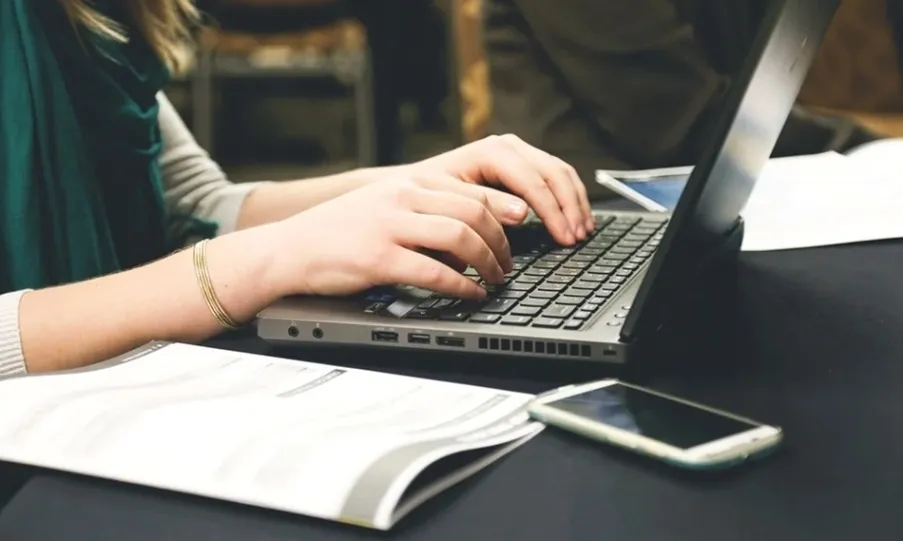 Las administraciones públicas que lo requieran dispondrán de un periodo de seis meses para adaptar la nueva regulación del teletrabajo en su ámbito