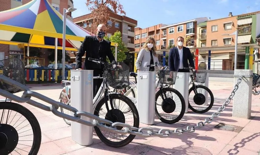 El alcalde, David Mingo, y la concejal de Fomento, Marta Labrador, presentarán la primera plataforma del servicio de alquiler de bicicletas Salenbici del municipio.  Foto de Lydia González