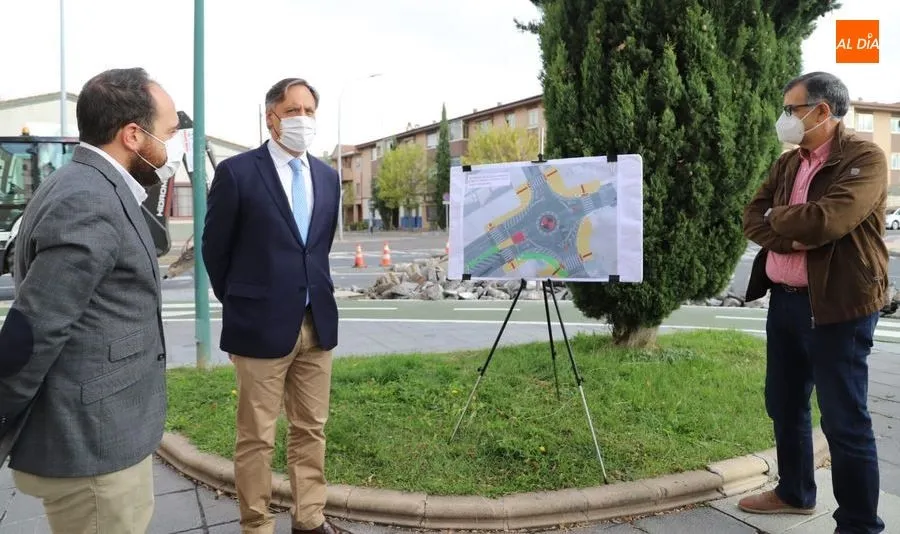El alcalde de Salamanca, Carlos García Carbayo, visita el inicio de las obras de la nueva glorieta de acceso en el barrio Puente Ladrillo. Foto de Lydia González