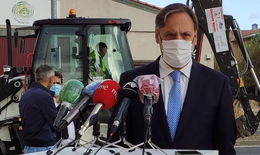 El alcalde de Salamanca, Carlos García Carbayo, atiende a los medios de comunicación en el barrio de Puente Ladrillo. Foto EP