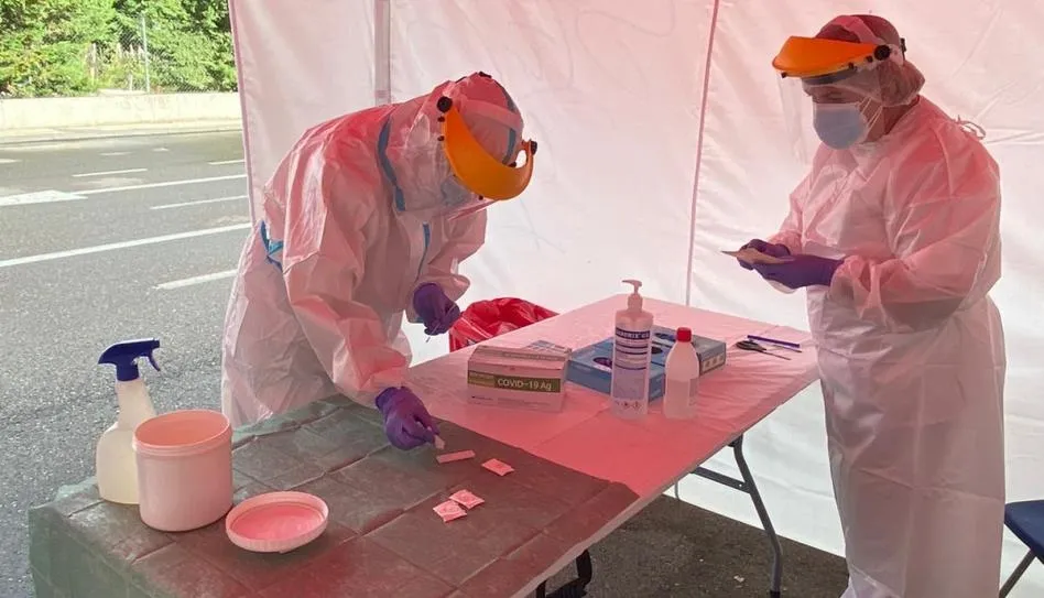 Profesionales de Sacyl con los test de antígenos junto al centro de salud Garrido Norte