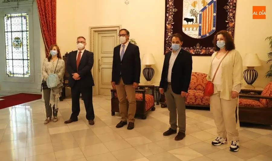 El alcalde de Salamanca, Carlos García Carbayo, y el concejal de Turismo, Fernando Castaño, junto a los representantes de las Escuelas de Español