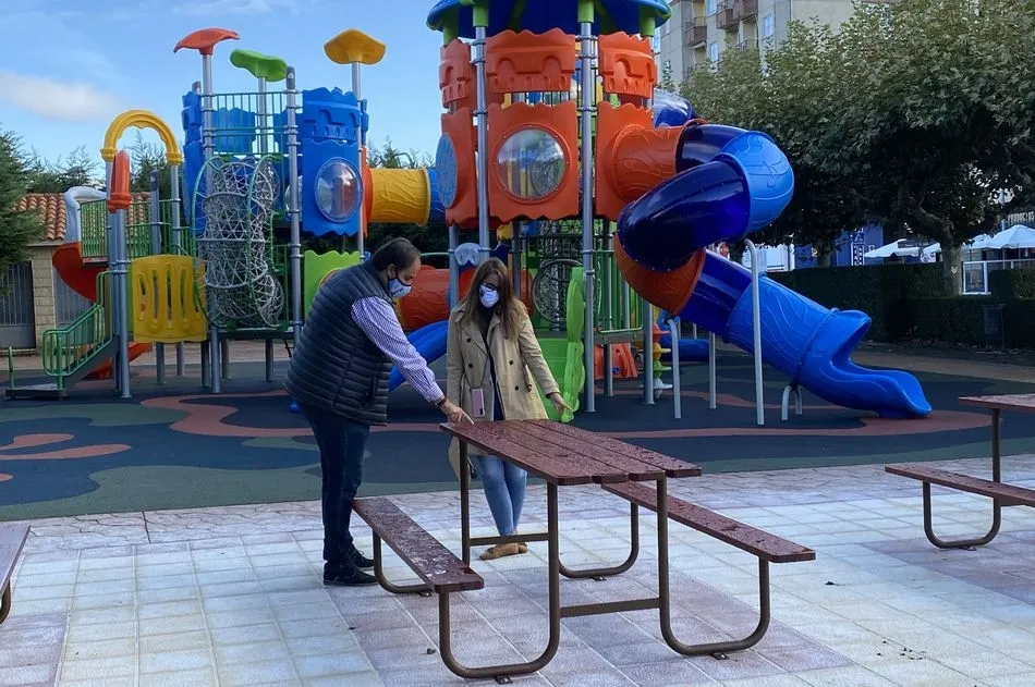 Nuevos bancos en el parque del Pozuelo