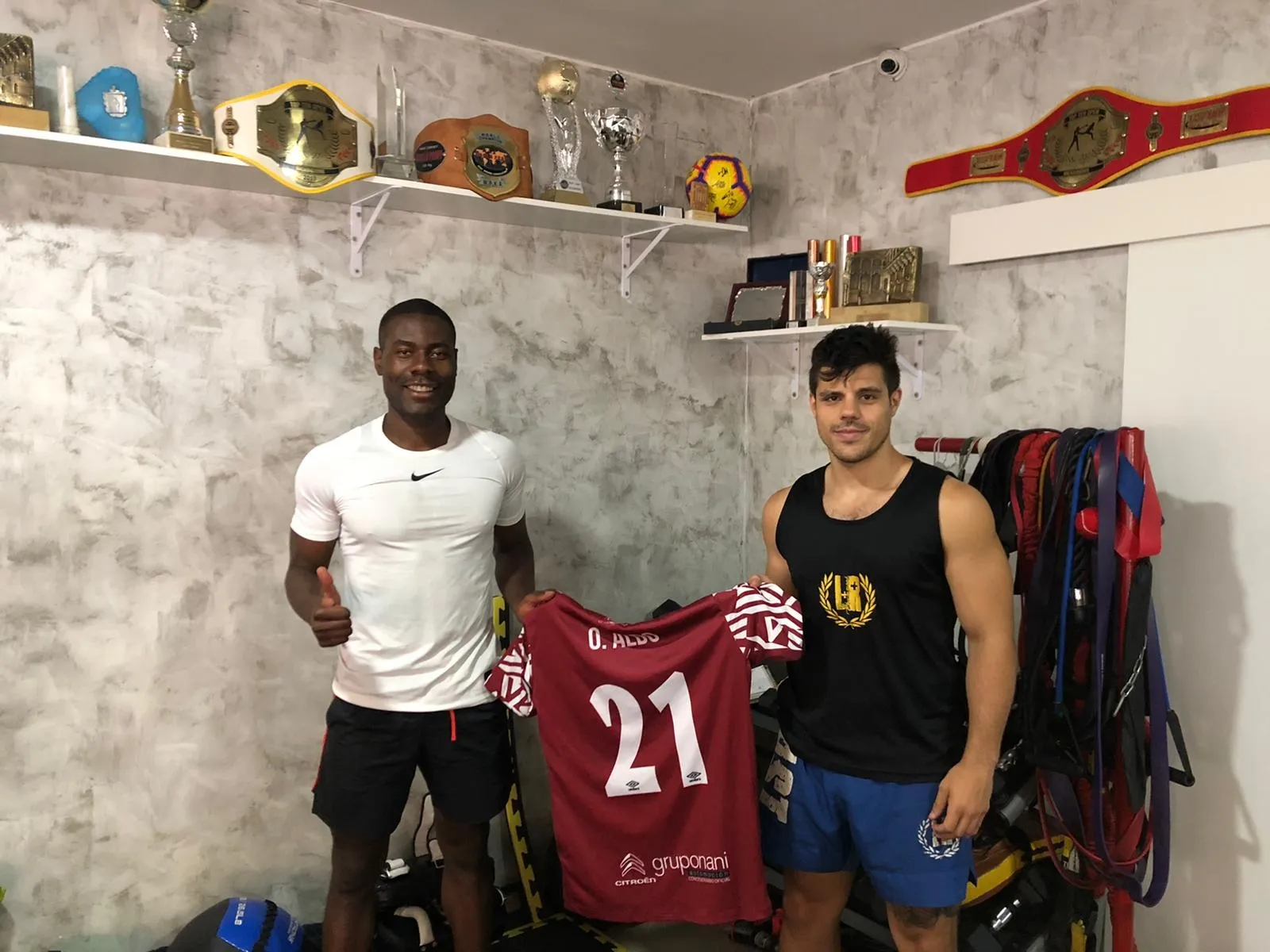 Richard Huerta y Aldo One posan con una camiseta que el central le regaló por su buen trabajo