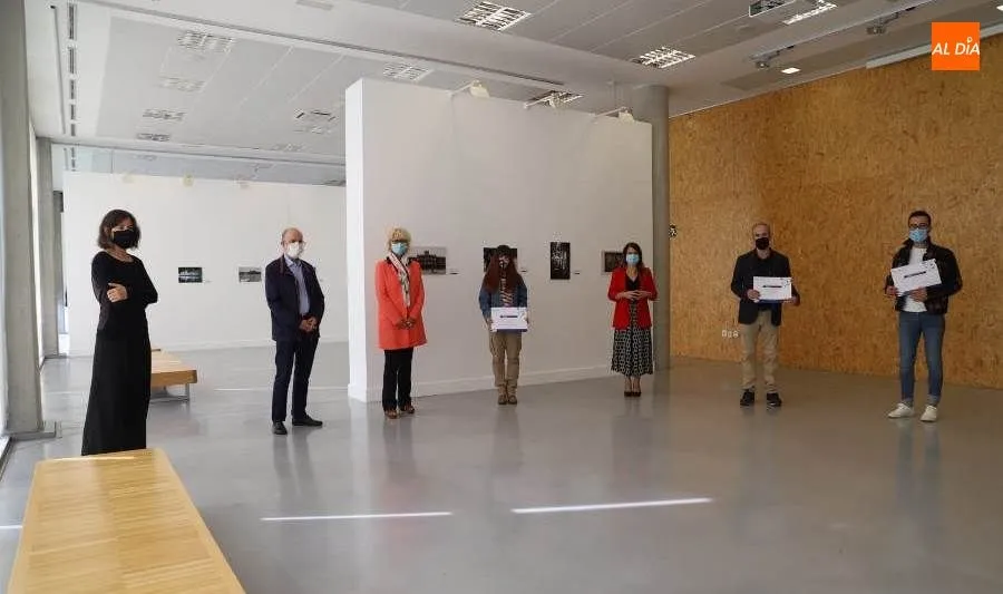 Entrega los premios a los ganadores del concurso fotográfico ‘Salamanca Ciudad de Concordia’, en el centro Julián Sánchez El Charro. Foto de Lydia González
