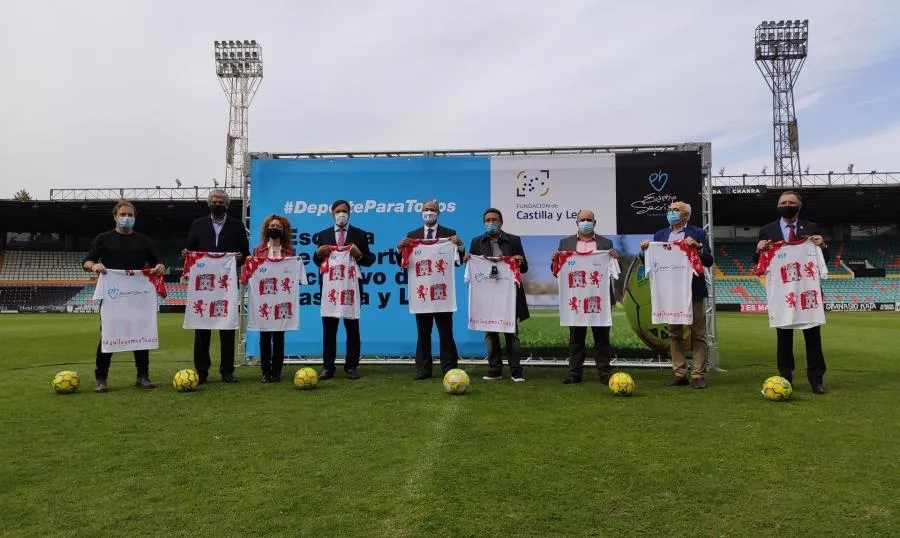Luis Fuentes y Eusebio Sacristán, centro, junto al resto de autoridades en la presentación de la Escuela de Deporte Inclusivo de Castilla y León. Foto EP