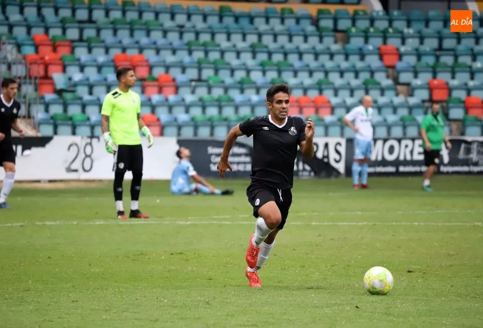 Luis Telles controla un balón