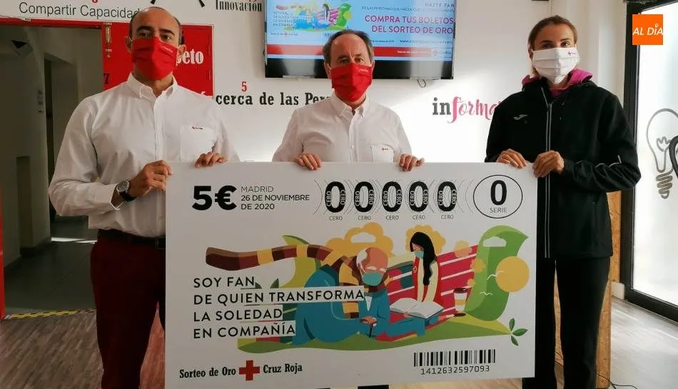 Carlos Santos (secretario provincial de Cruz Roja), Jesús Juanes (presidente provincial) y la atleta Gema Martín. Foto de Lydia González