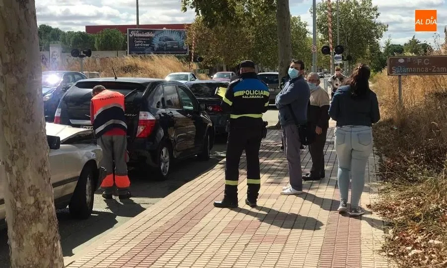 Agente de la Policía Local junto a algunos de los vehículos implicados