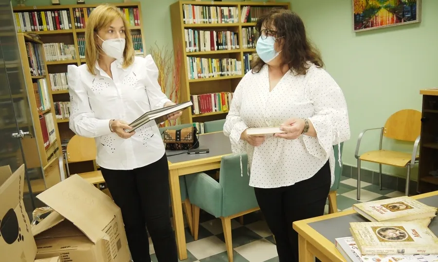 La concejala de Mayores y de Cultura, Teresa Sánchez, junto a parte del material donado