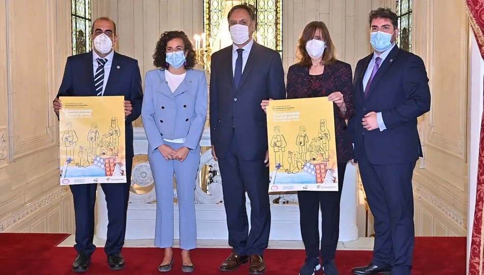 El alcalde de Salamanca, Carlos García Carbayo, en el centro, junto a la nueva presidenta del Colegio Oficial de Farmacéuticos de Salamanca, María Engracia Pérez Palomero