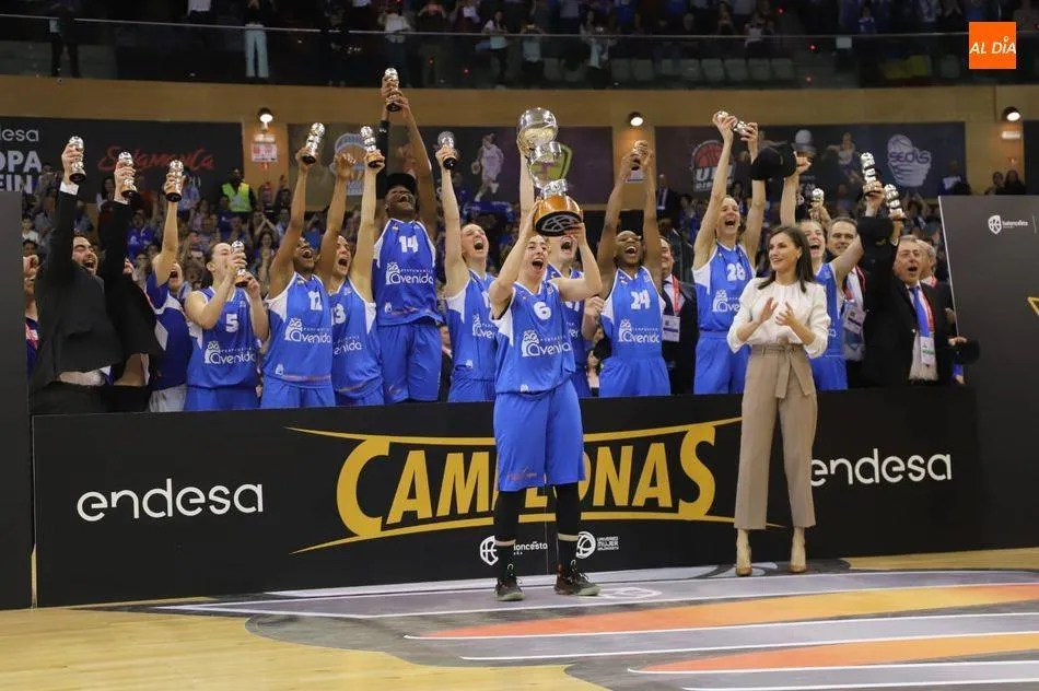 El Avenida celebra la consecución de la Copa