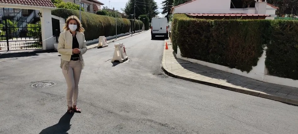 La concejala Marta Labrador en la zona en la que se están ejecutando las obras de pavimentación