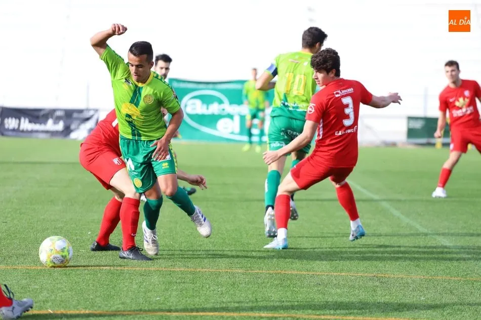 Diego González se va de un rival / Lydia González