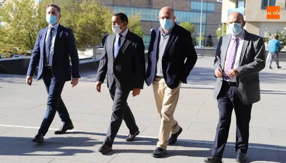 Llegada a la delegación de la Junta en Salamanca del vicepresidente de la Junta de Castilla y León, Francisco Igea, segundo por la derecha. Foto de Lydia González