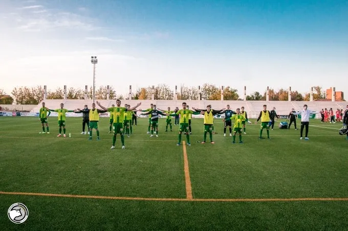 Los jugadores de Unionistas hacen su tradicional saludo en el Reina