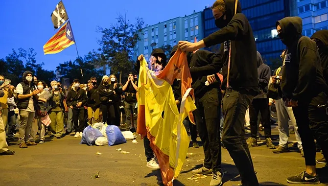 Queman banderas y lanzan basura en la concentración de los CDR en Girona, con 1.000 personas. EP