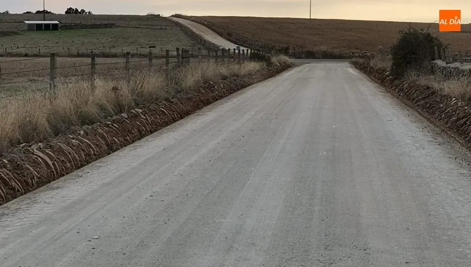 Estado en el que quedan los caminos tras la reparación con la motoniveladora