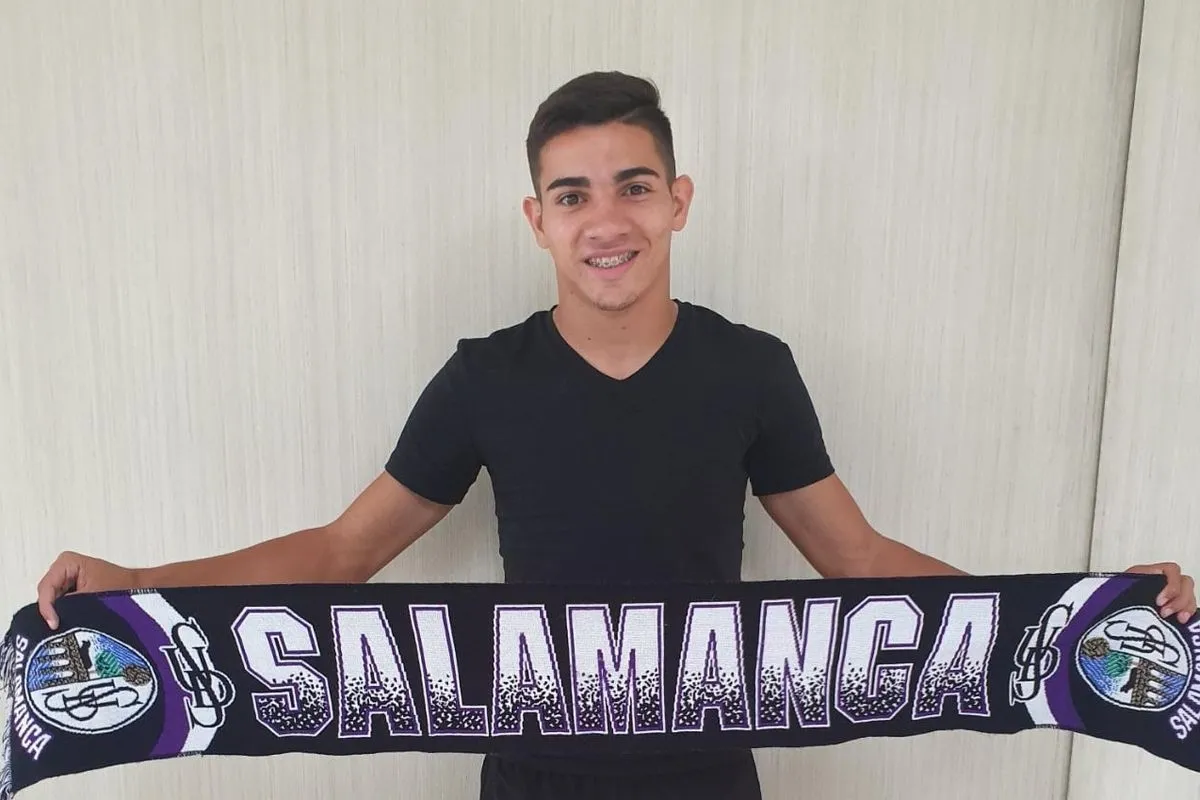 Acosta, con una bufanda del Salamanca UDS