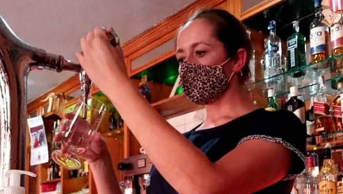 Francisca Jiménez Cosmes, responsable de un histórico bar en el municipio de Macotera