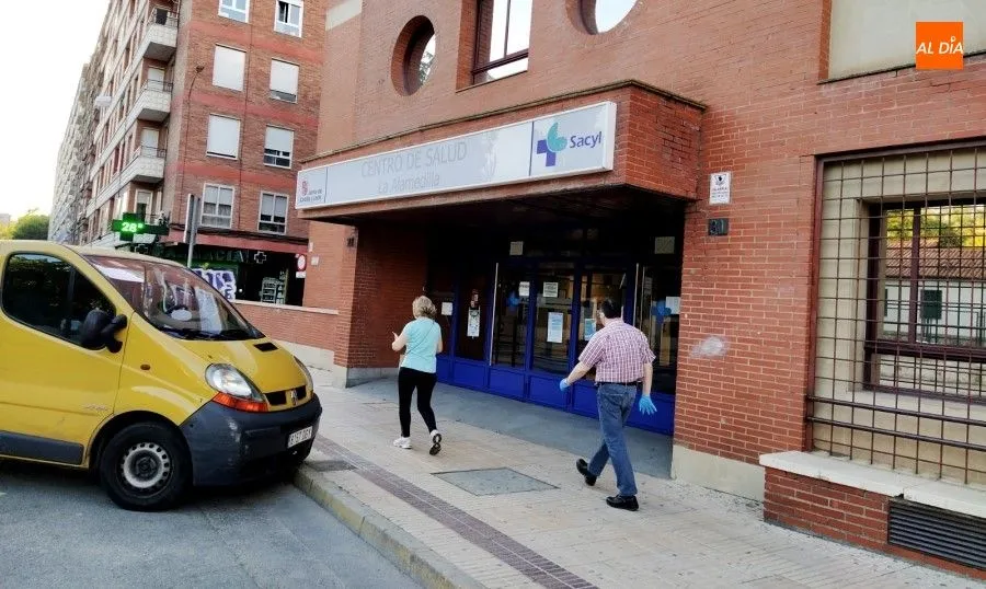 Foto de archivo de la puerta principal del centro de salud Alamedilla, en la avenida de Comuneros