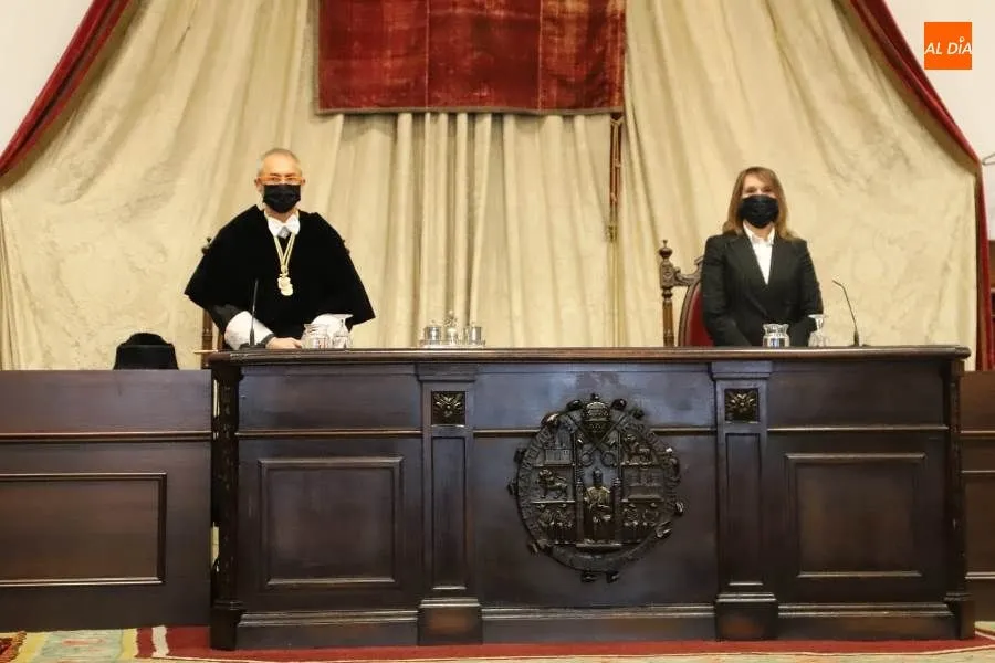 El rector, Ricardo Rivero, en el Paraninfo junto a la consejera de Educación de la Junta de Castilla y León, Rocío Lucas. Foto de Lydia González