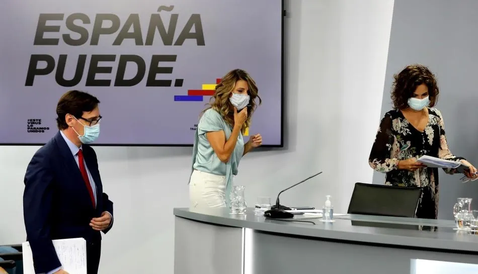 El ministro de Sanidad, Salvador Illa; la ministra de Trabajo y Economía Social, Yolanda Díaz; y la ministra de Hacienda y Portavoz, María Jesús Montero, en la rueda de prensa posterior al Consejo de Ministros. Foto Pool