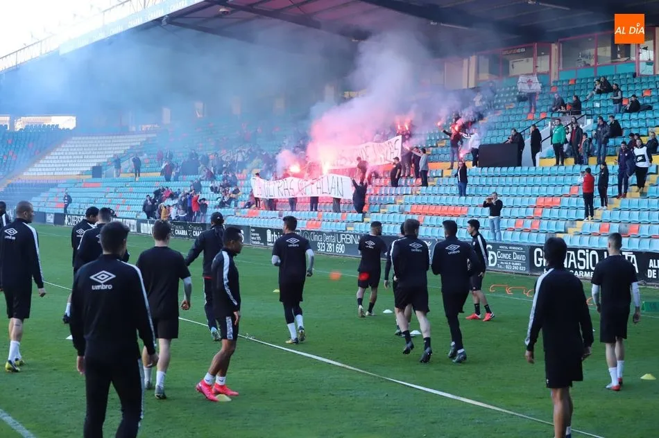 Aficionados del Salamanca UDS, con bengalas, en un entrenamiento