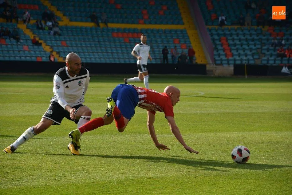 Jehu pelea por un balón con Víctor Mollejo, jugador del Atlético de Madrid