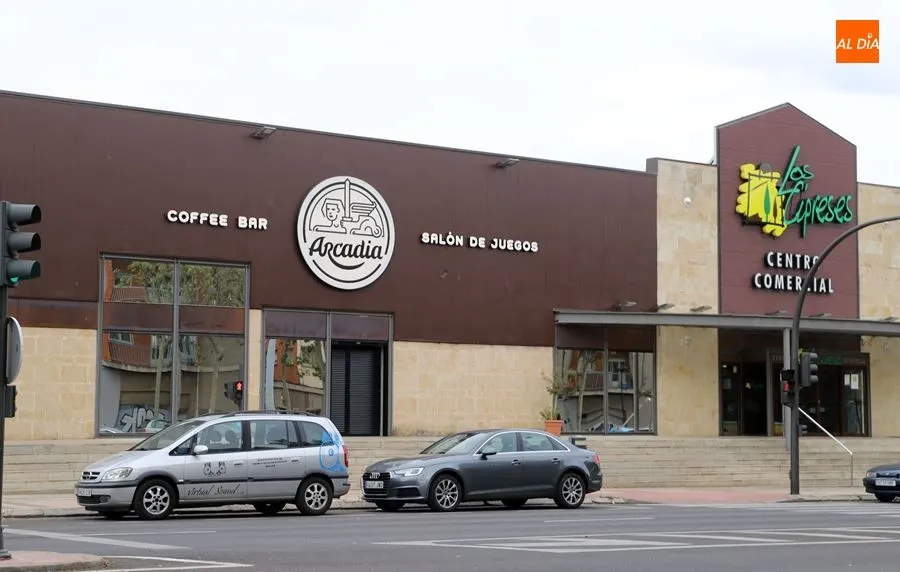 Fachada del nuevo salón de juegos en la avenida de Los Cipreses