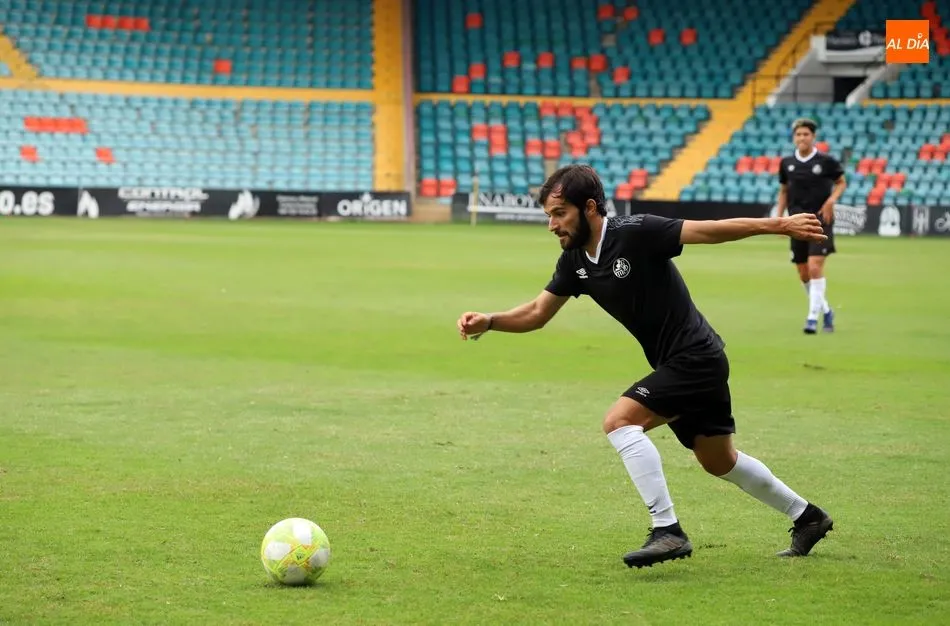 Candelas, justo antes de golpear un balón