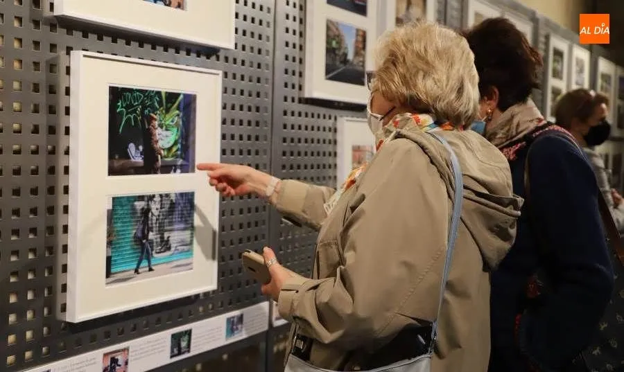 Primeros visitantes en la Filmoteca para ver la exposición ‘La vida a la deriva’. Foto de Lydia González
