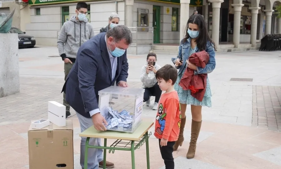 Sorteo de los regalos frente a Ayuntamiento de Carbajosa